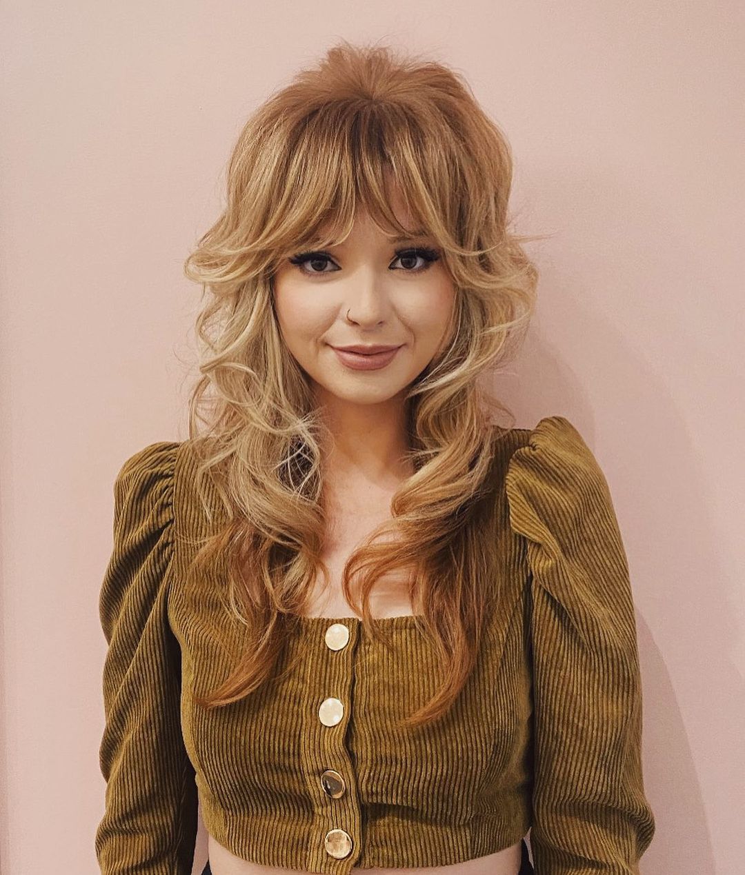 cabelo despenteado com franja bardot