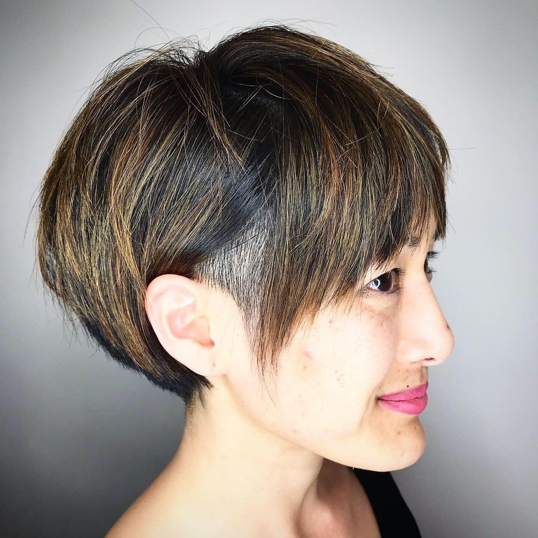 pixie cut lungo e arruffato con lati rasati