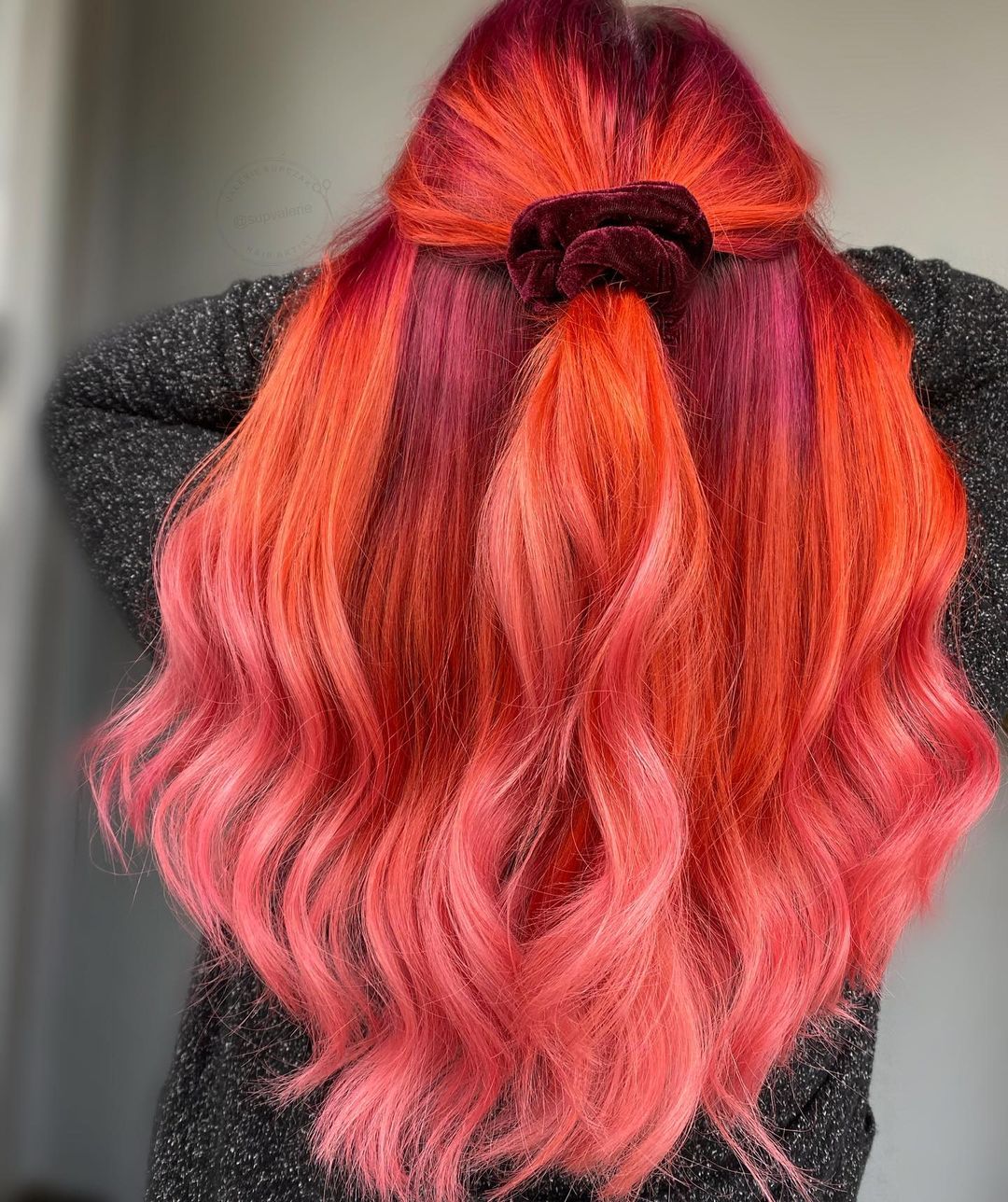 cabelo cor-de-rosa laranja vivo