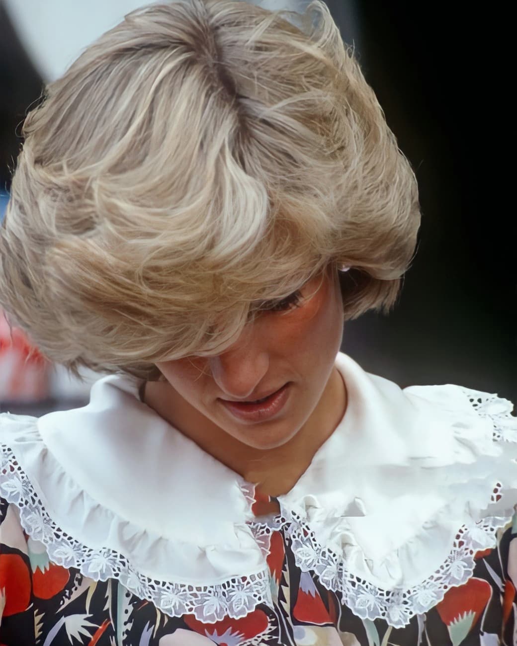 Coupe pixie blonde cendrée volumineuse de la princesse Diana