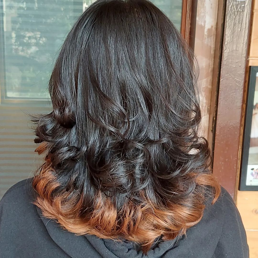 corte de cabelo ondulado fox com madeixas peekaboo