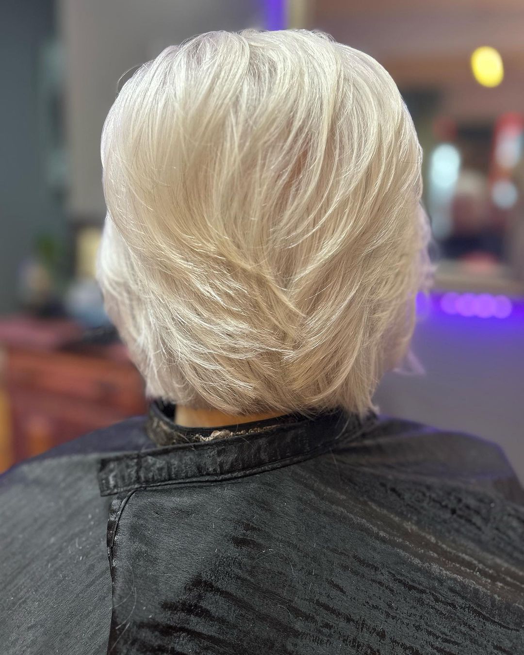 pelo blanco con capas de plumas