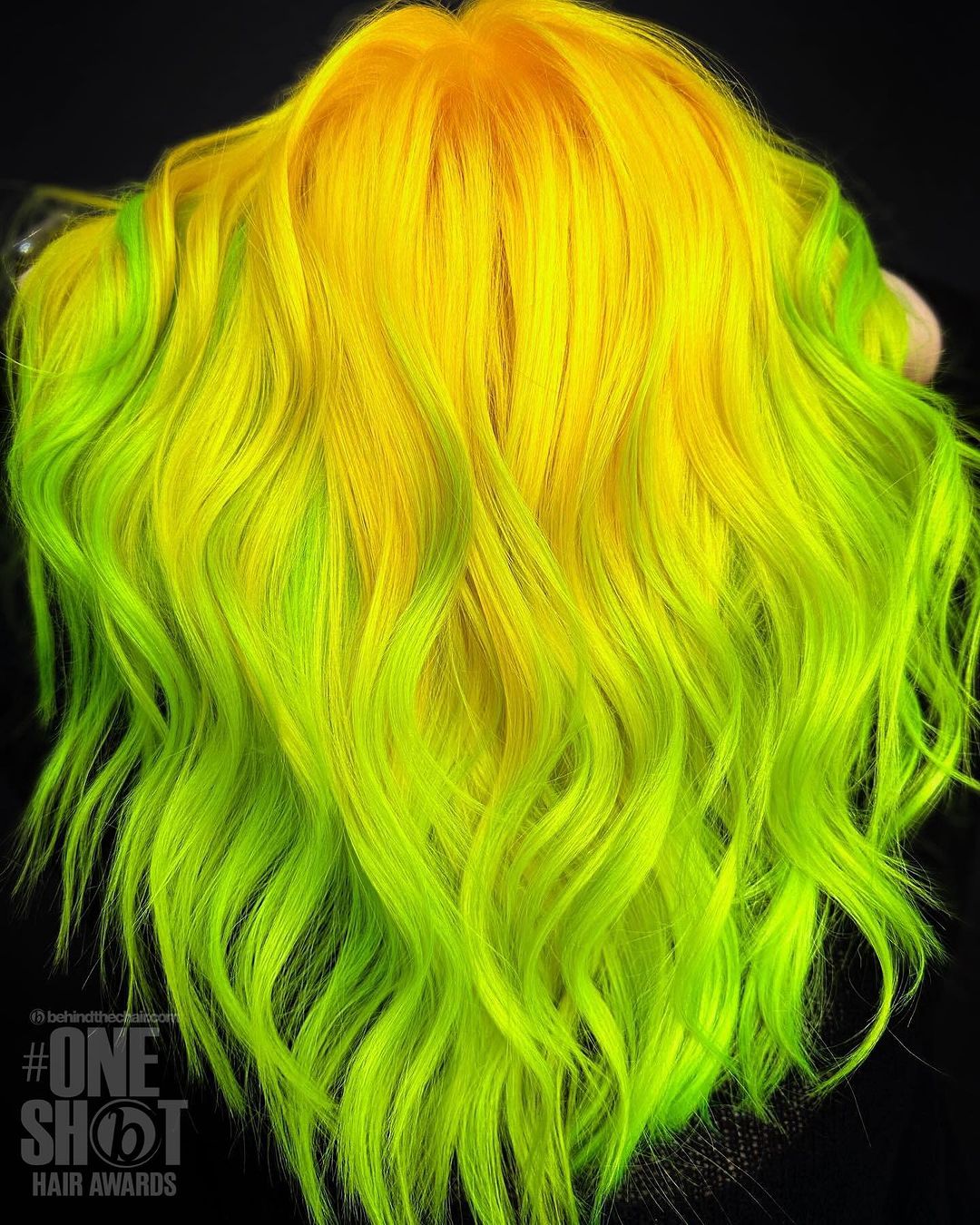 cheveux jaunes et verts