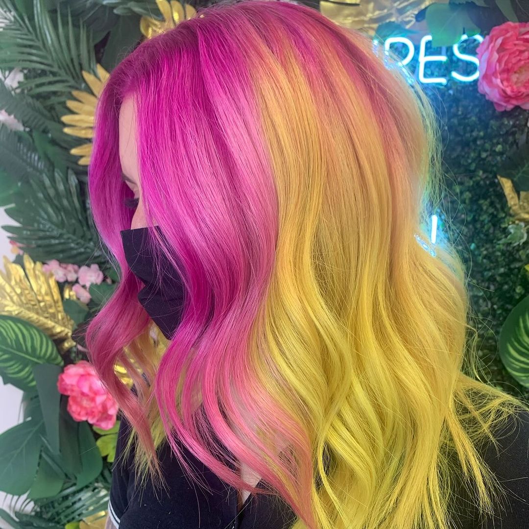 pelo amarillo y rosa