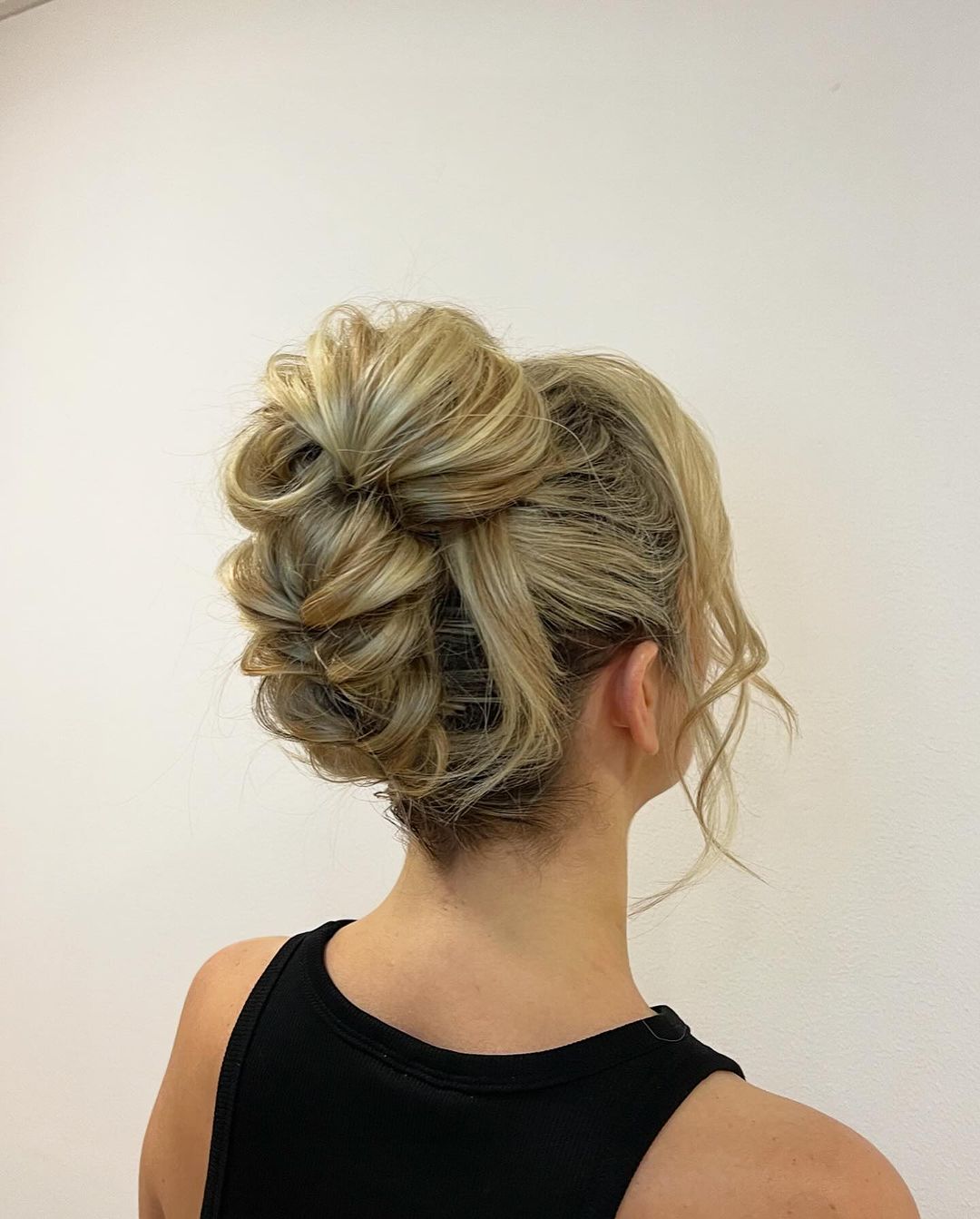 tresse bulle à l'envers en un chignon haut