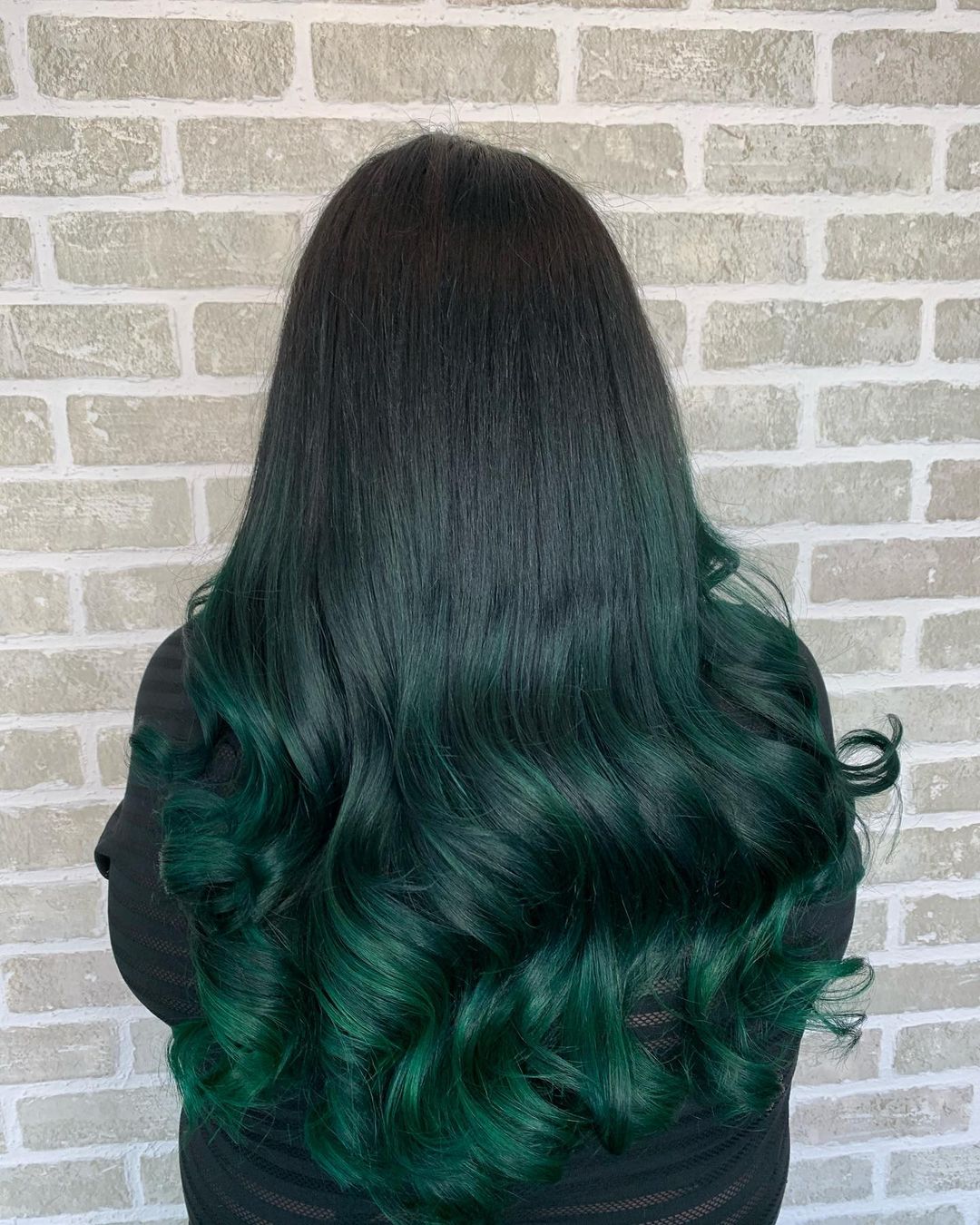 pelo negro y verde esmeralda