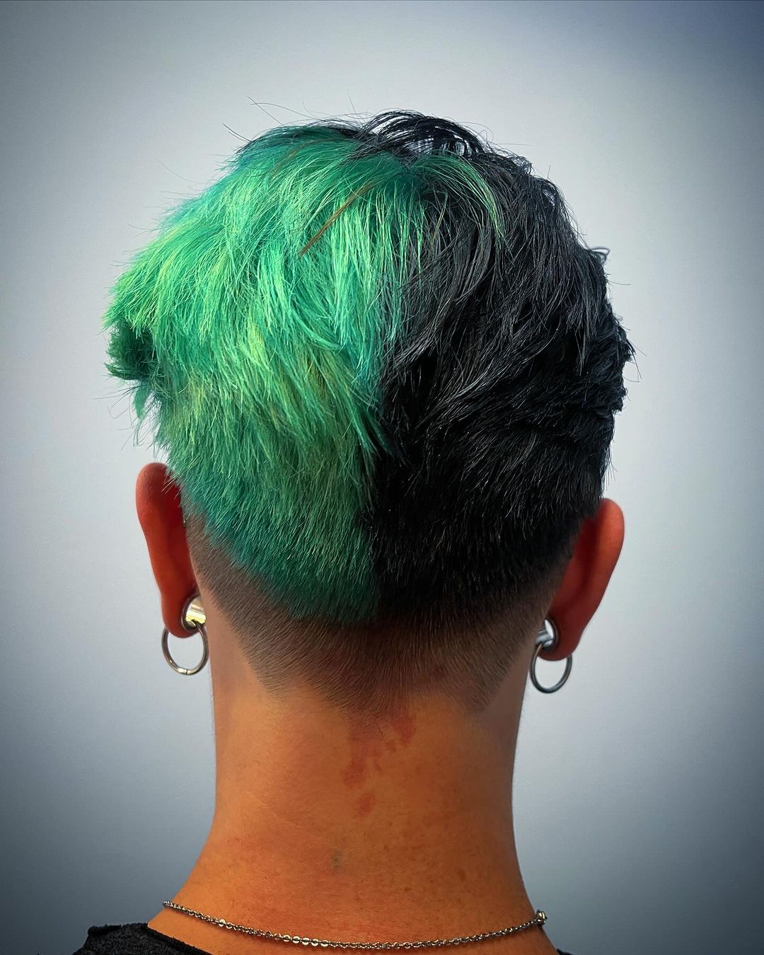 penteado preto e verde para homem