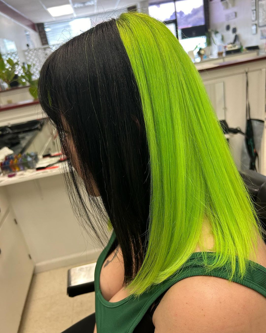 cheveux noirs et vert fluo