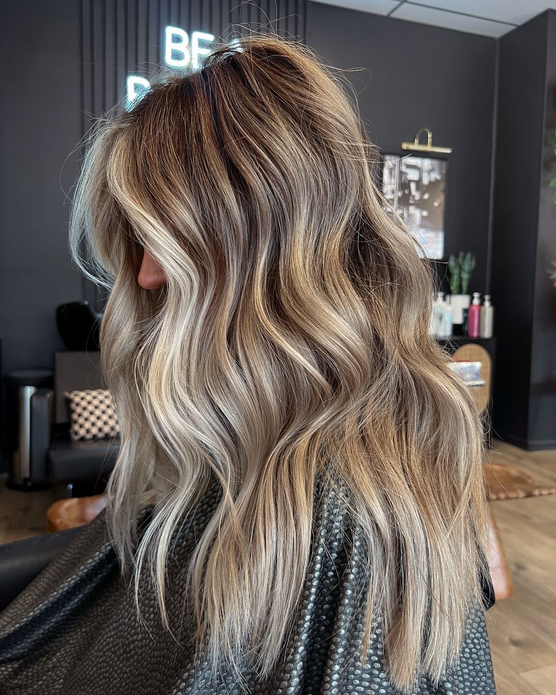 cheveux blonds avec une pièce d'argent blonde platine