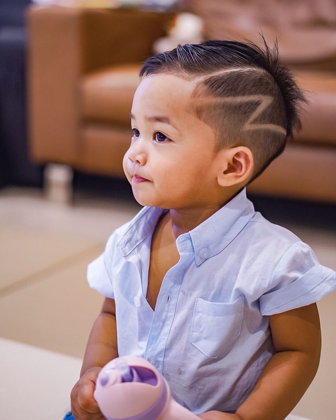 corte de pelo para bebé con un rayo