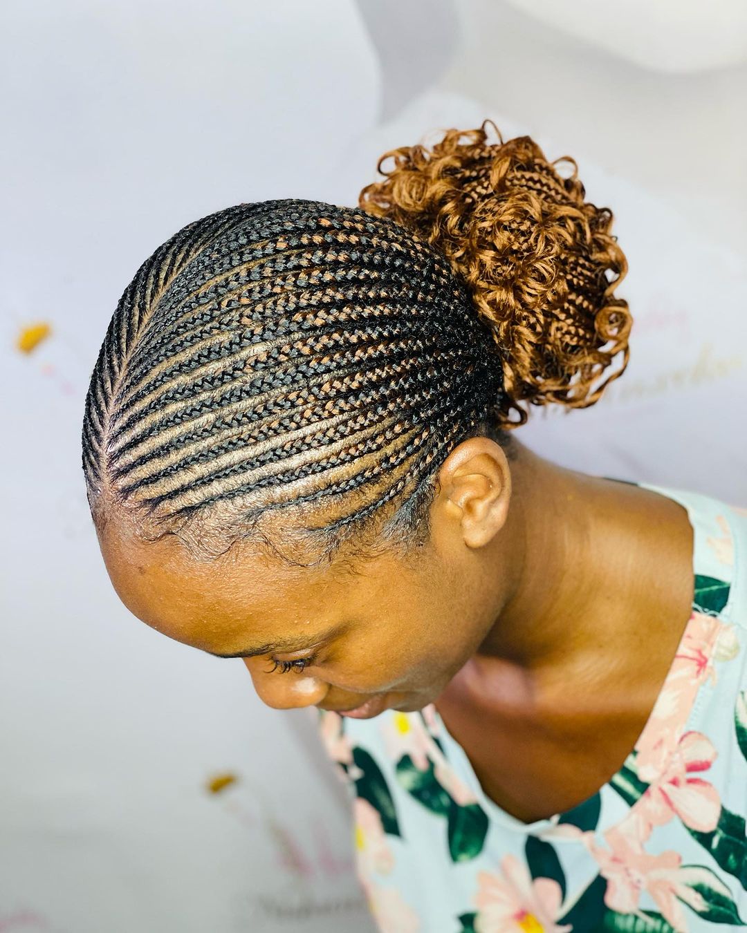 cornrows in een lage krullenbol