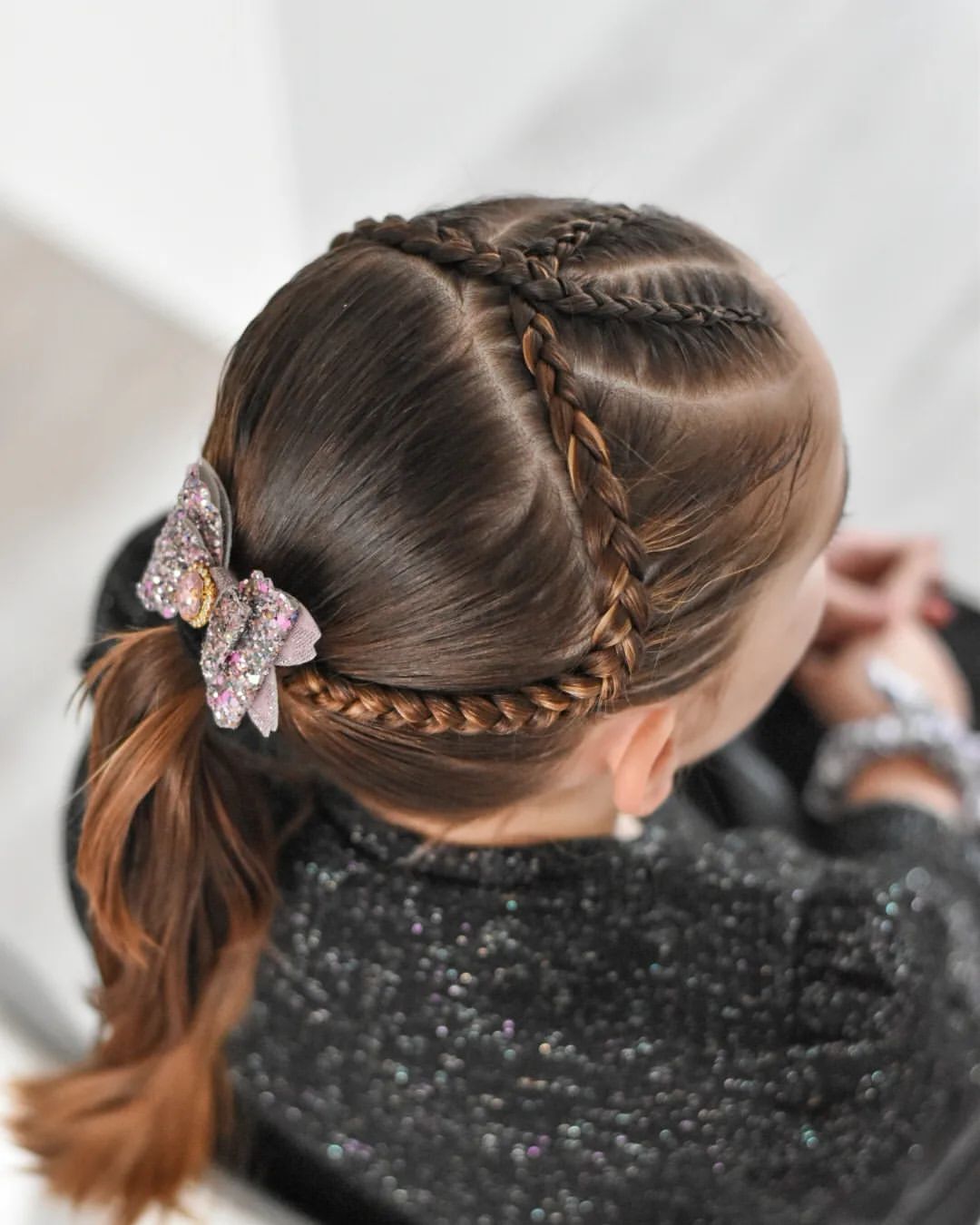 trenzas cruzadas en una coleta baja