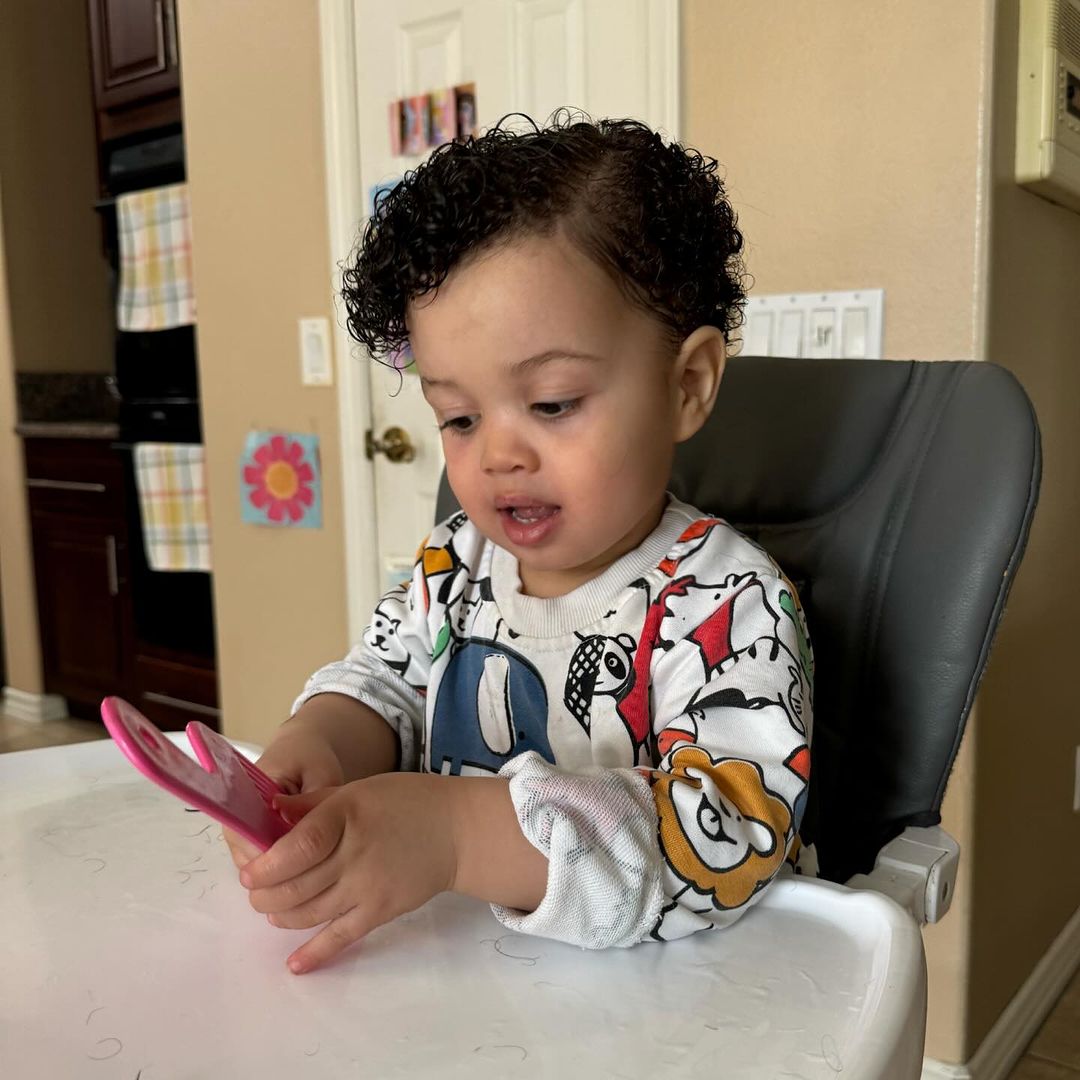 coupe de cheveux bouclée pour bébé garçon