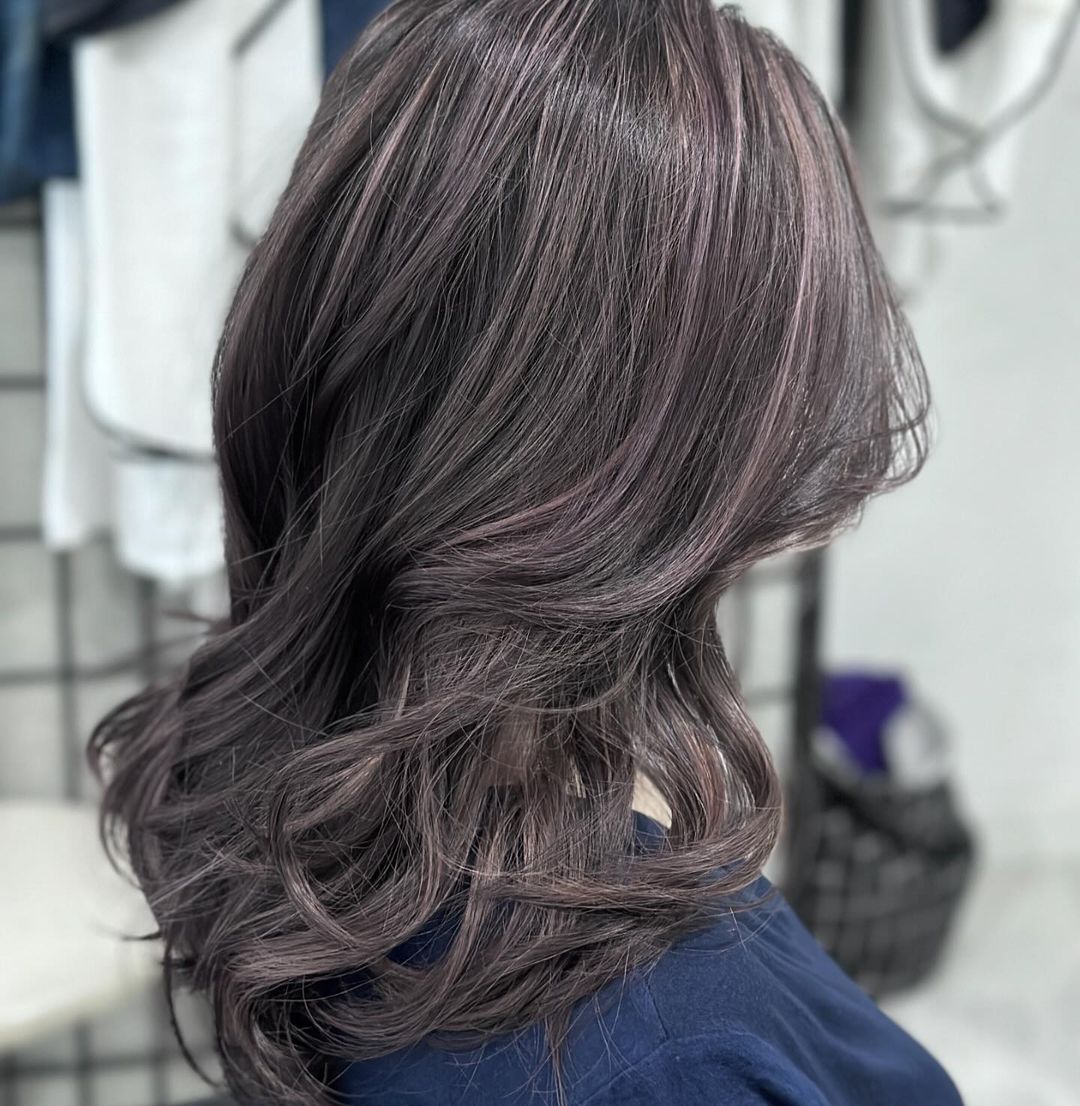 penteado com permanente digital e balayage loiro cinza