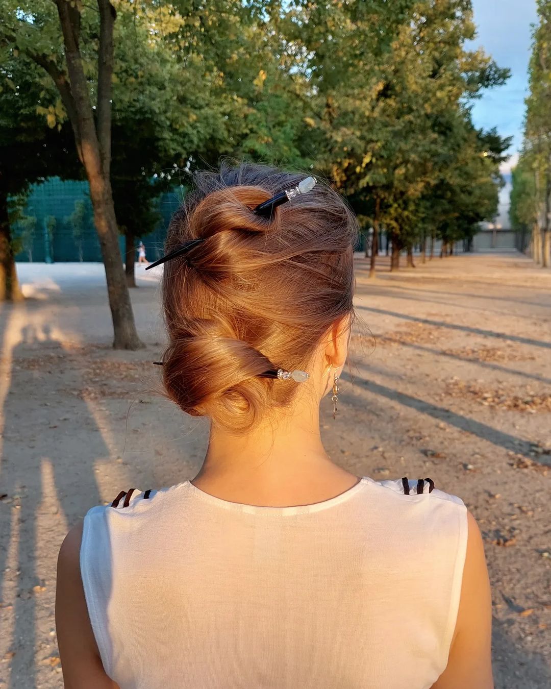 doppio chignon con bastoncini per capelli