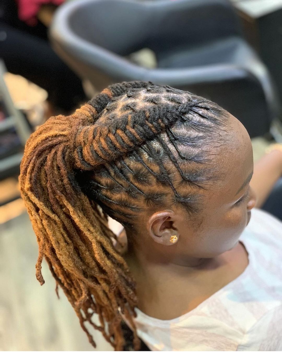 flat twist locs in een hoge paardenstaart