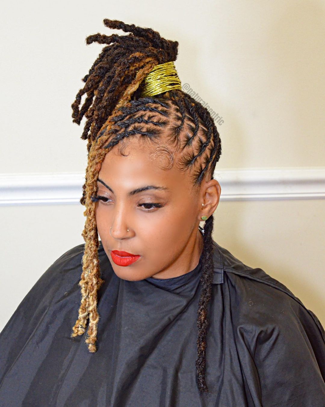 flat twist locs met een diepe zijscheiding en paardenstaart