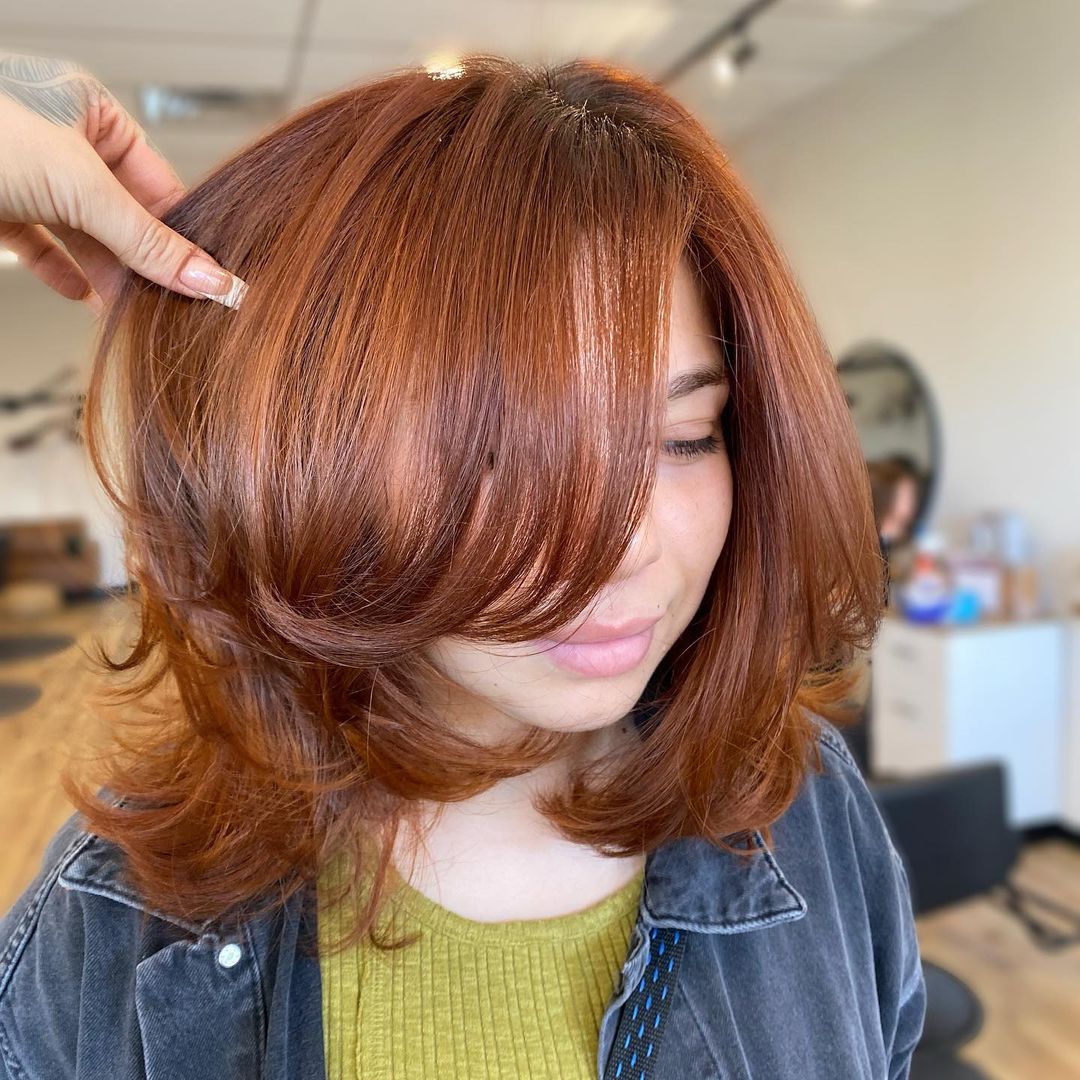 Cabelo esvoaçante com um penteado dos anos 90