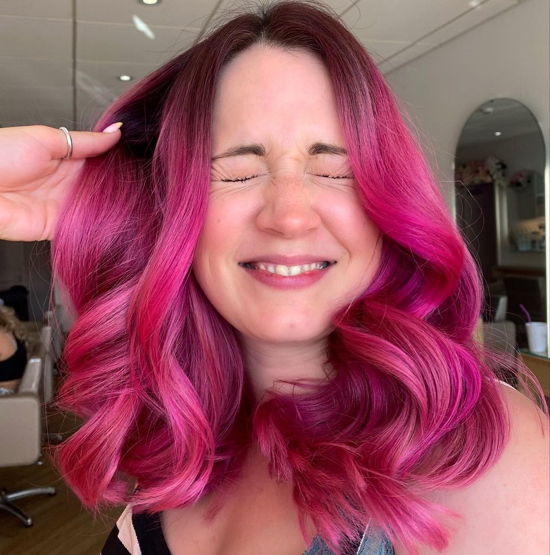 cheveux fuschia avec des racines naturelles développées