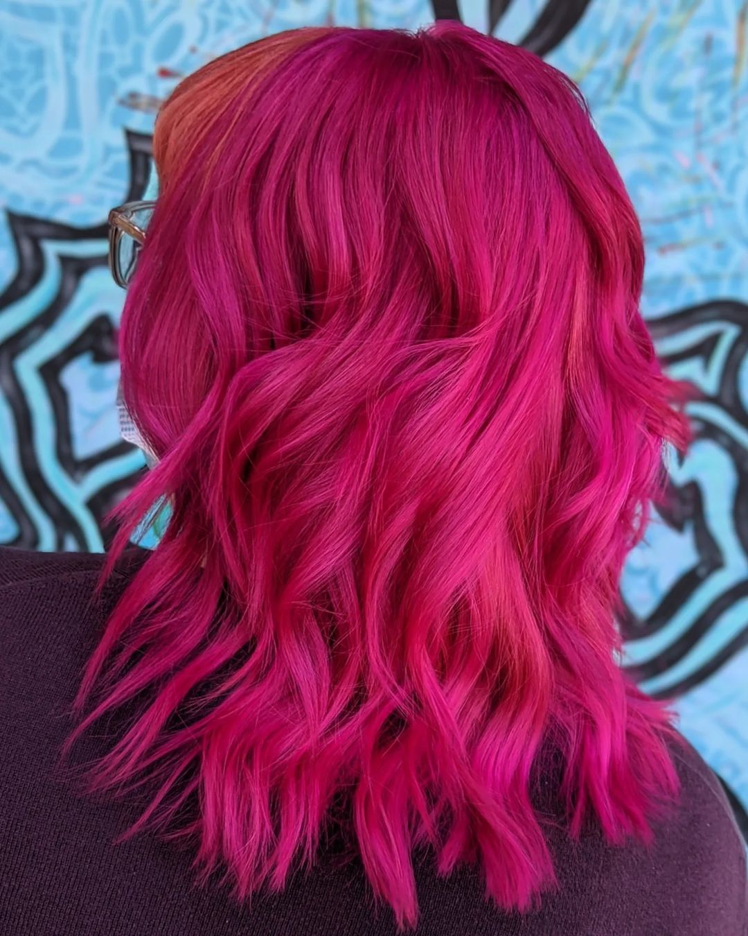 cheveux ondulés fuschia avec frange cuivrée color block