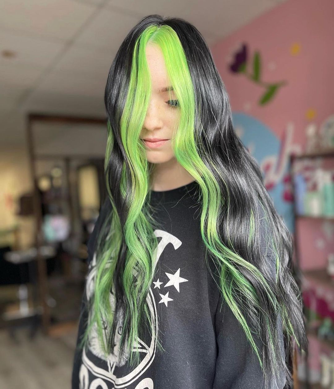 peça de dinheiro verde em cabelo preto