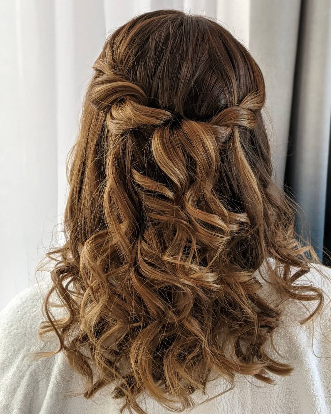 penteado com laço torcido ao meio