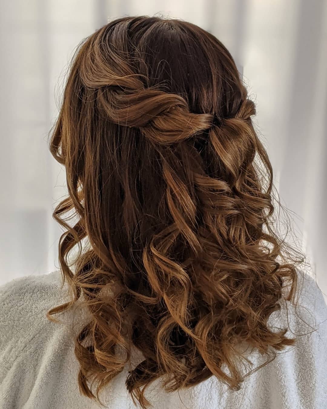 penteado com laço torcido ao meio