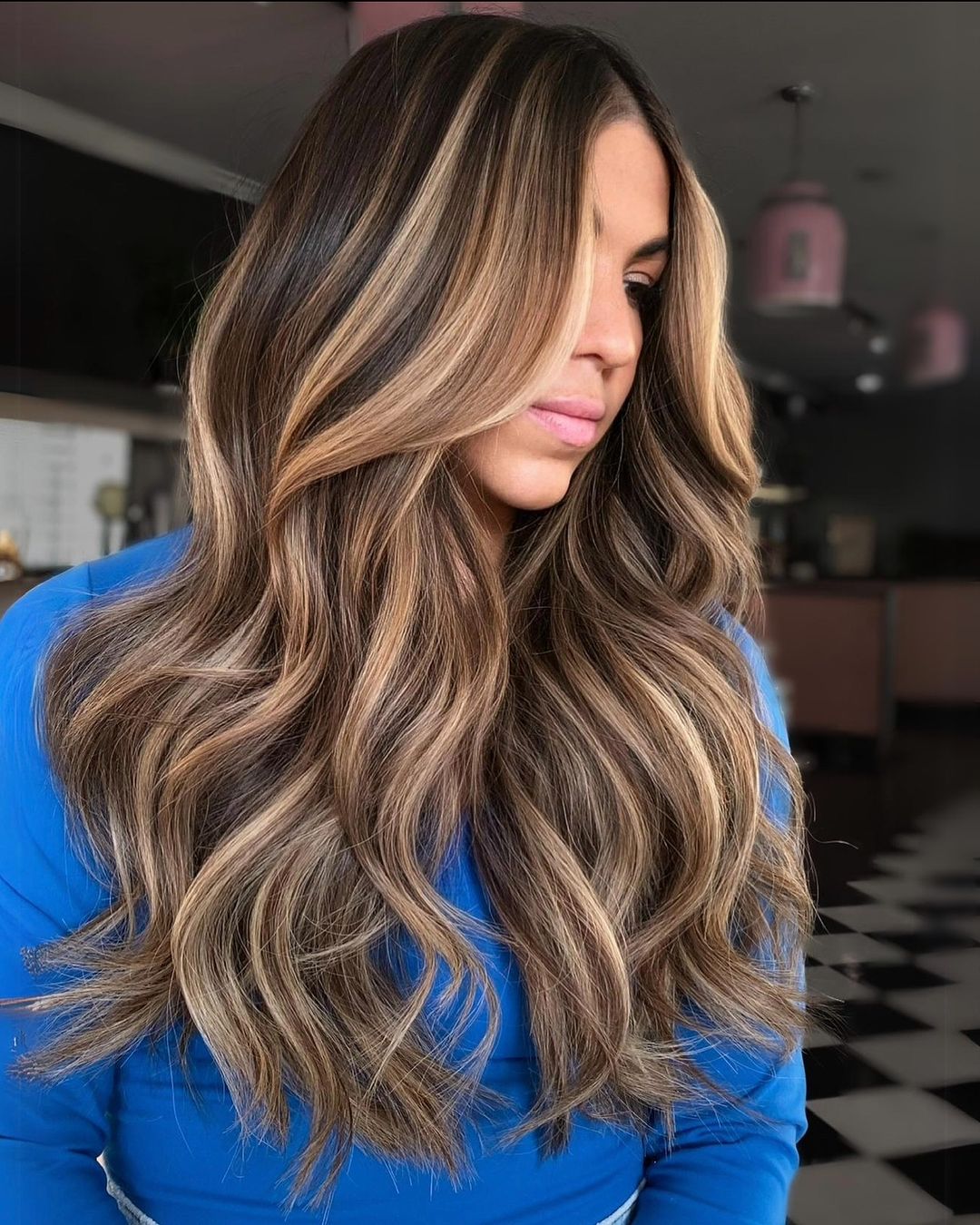 balayage biondo ad alto contrasto con striature