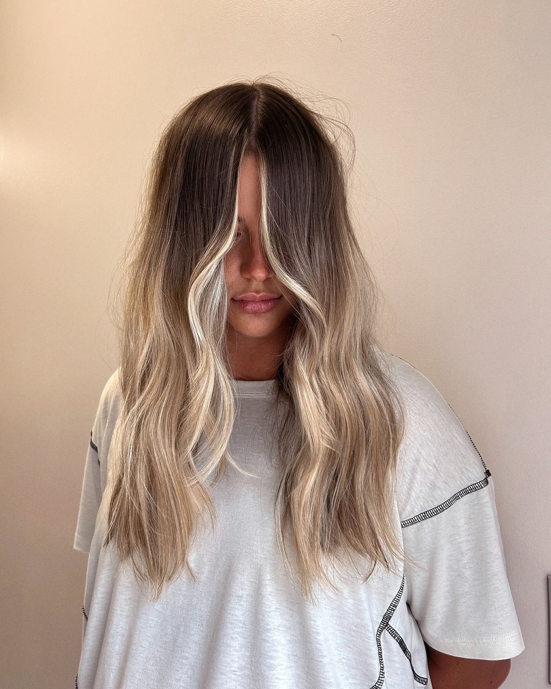 balayage biondo autunnale ad alto contrasto che incornicia il viso