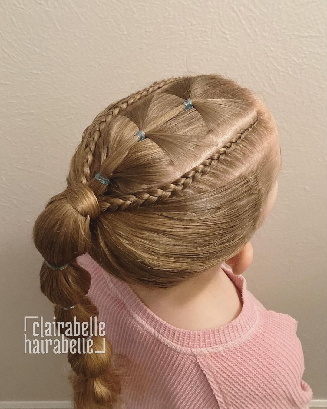 trenzas de encaje en una coleta burbuja