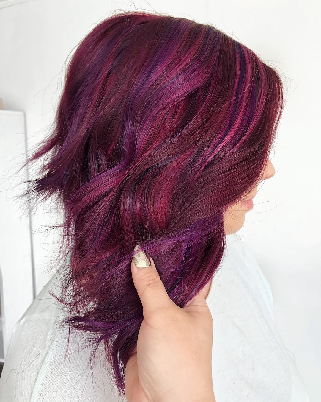 capelli stratificati dimensionali color fuschia