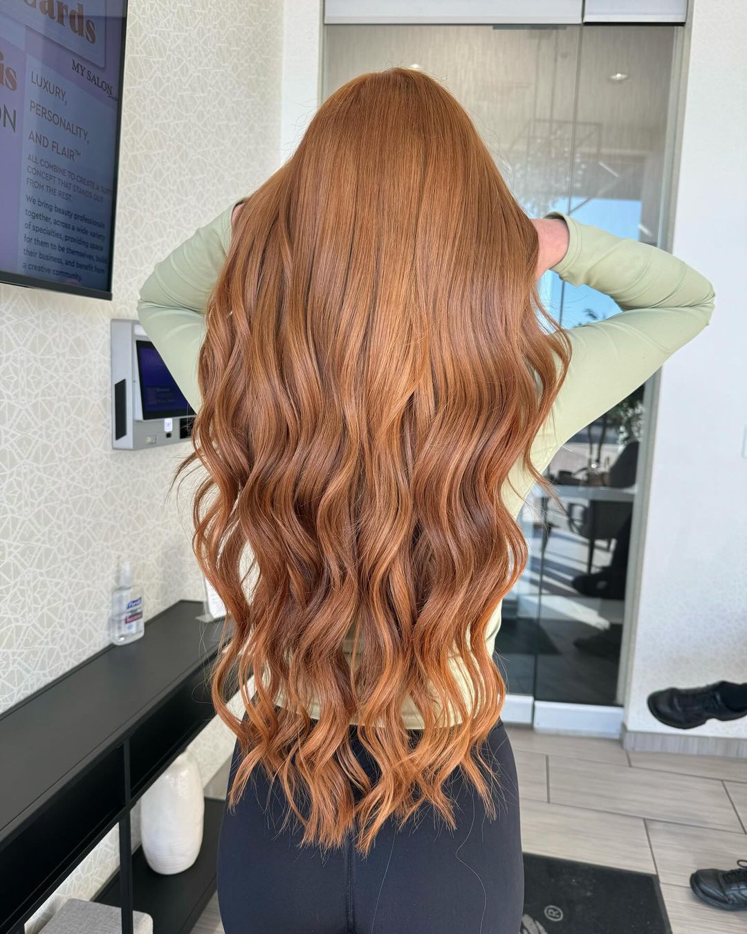 coiffure longue ondulée auburn clair et cuivré