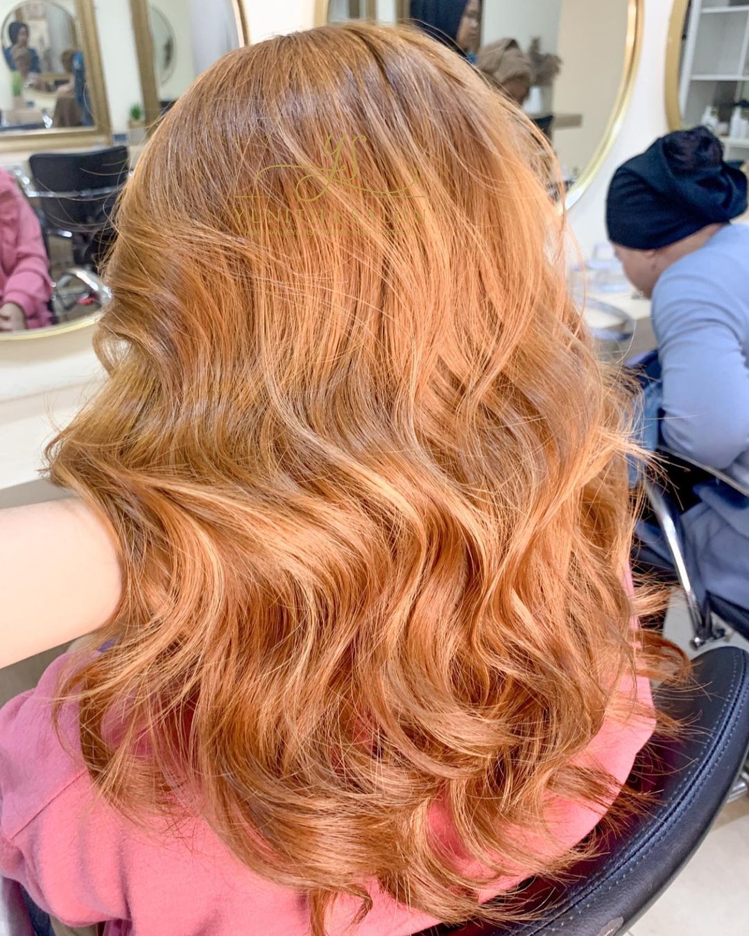 cheveux moyens auburn clair