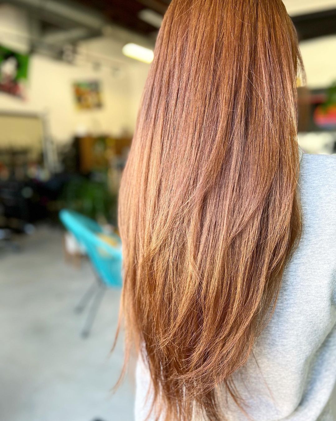 cheveux longs et dégradés bruns auburn clair