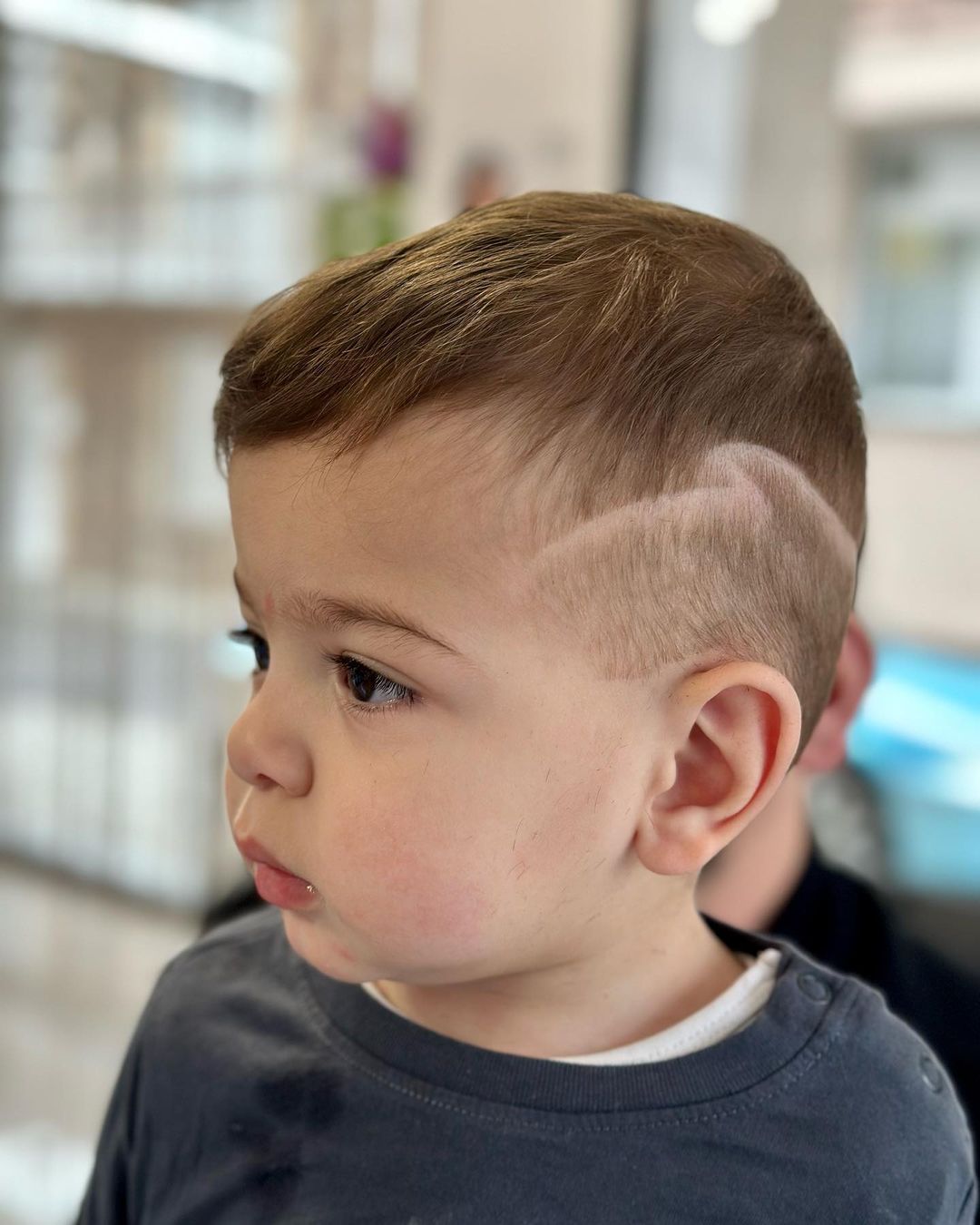 cabelo mais comprido em cima com corte inferior nos lados