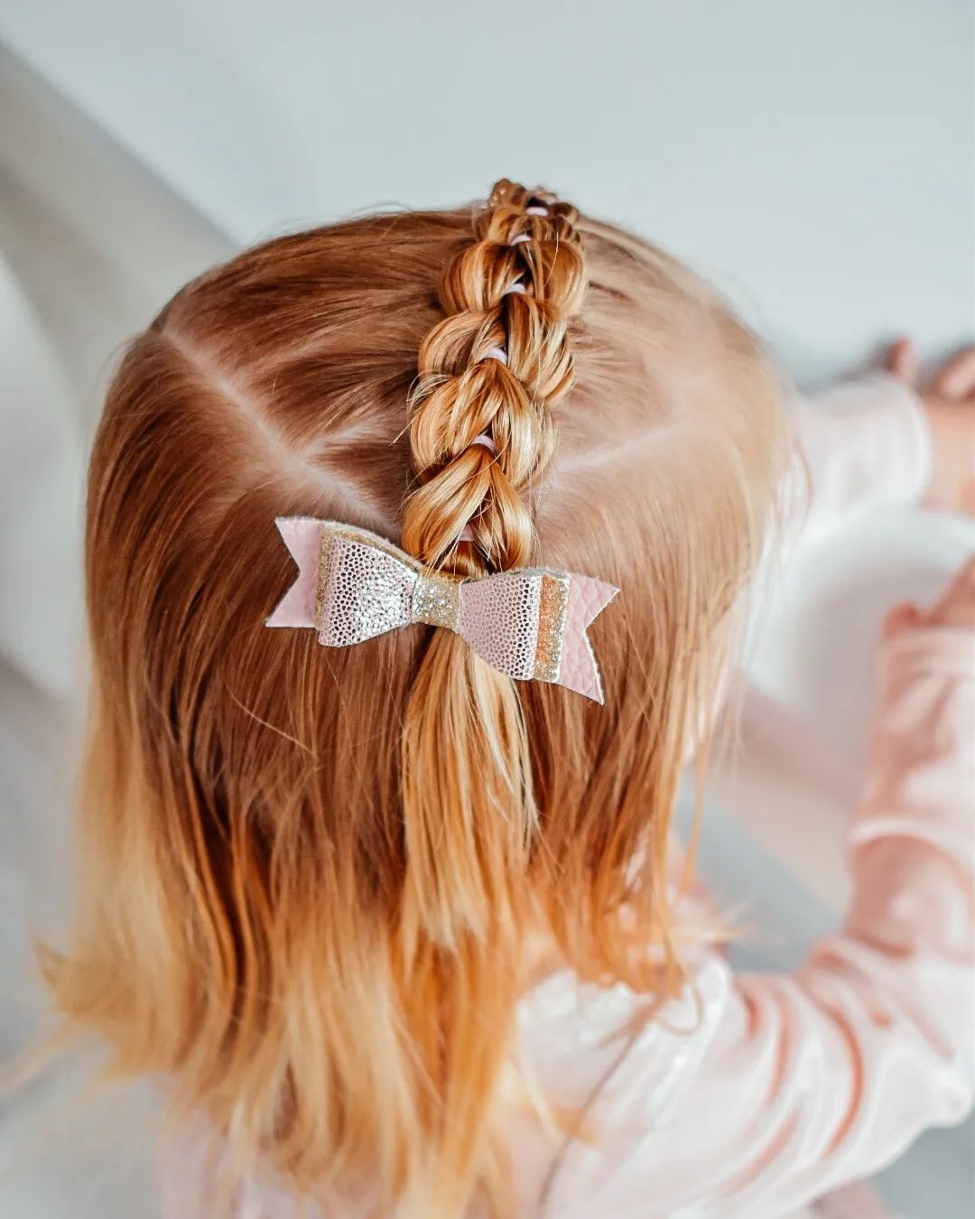 Coiffure avec tresse à l'anglaise