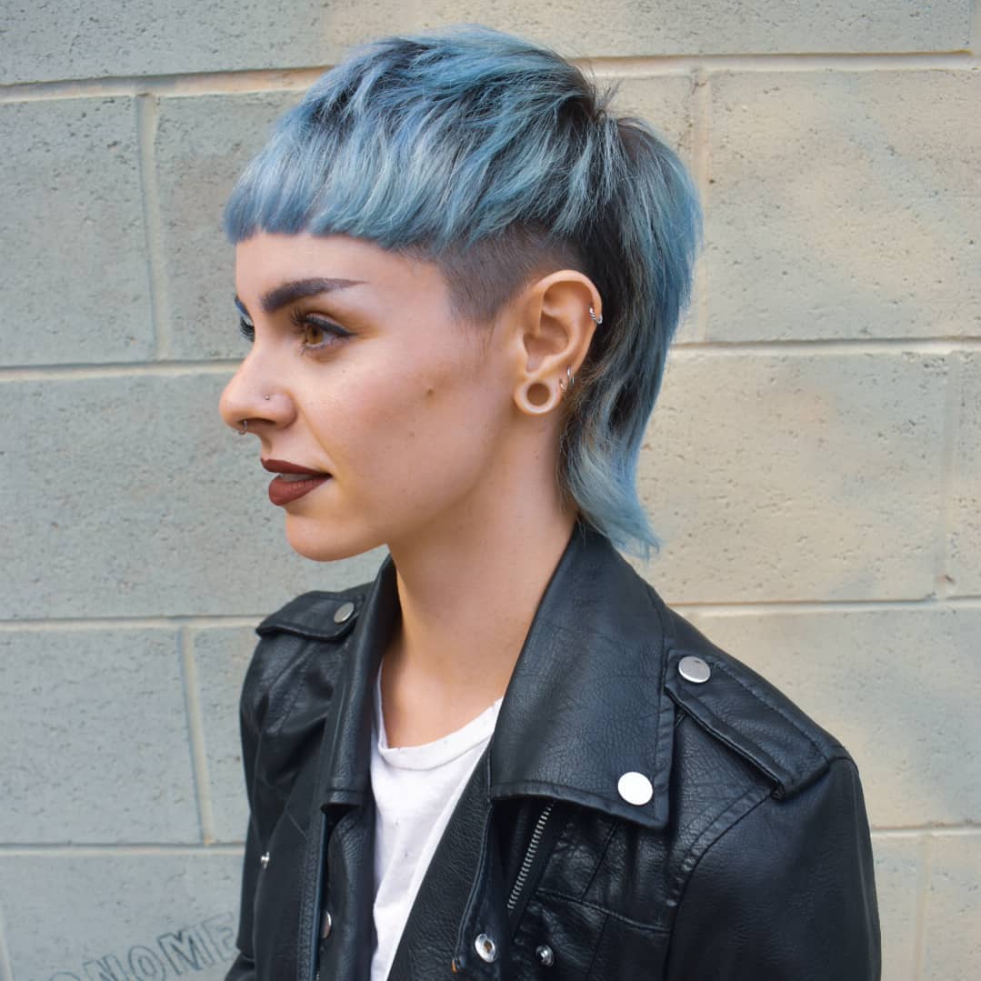 mullet arruffato con undercut e frangia strutturata