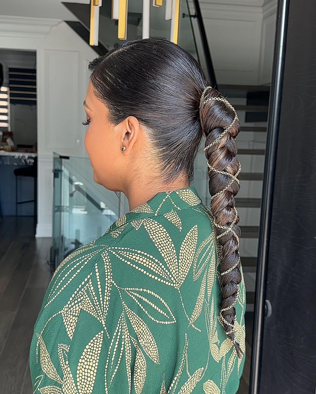 queue de cheval tressée et élégante avec un accessoire de coiffure