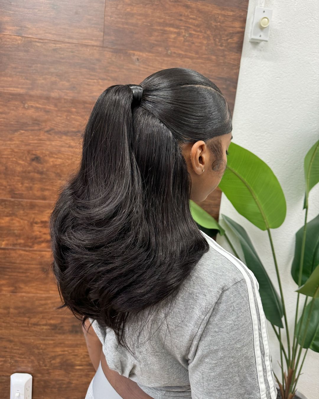 queue de cheval demi-relevée, lisse et superposée, tissage rapide