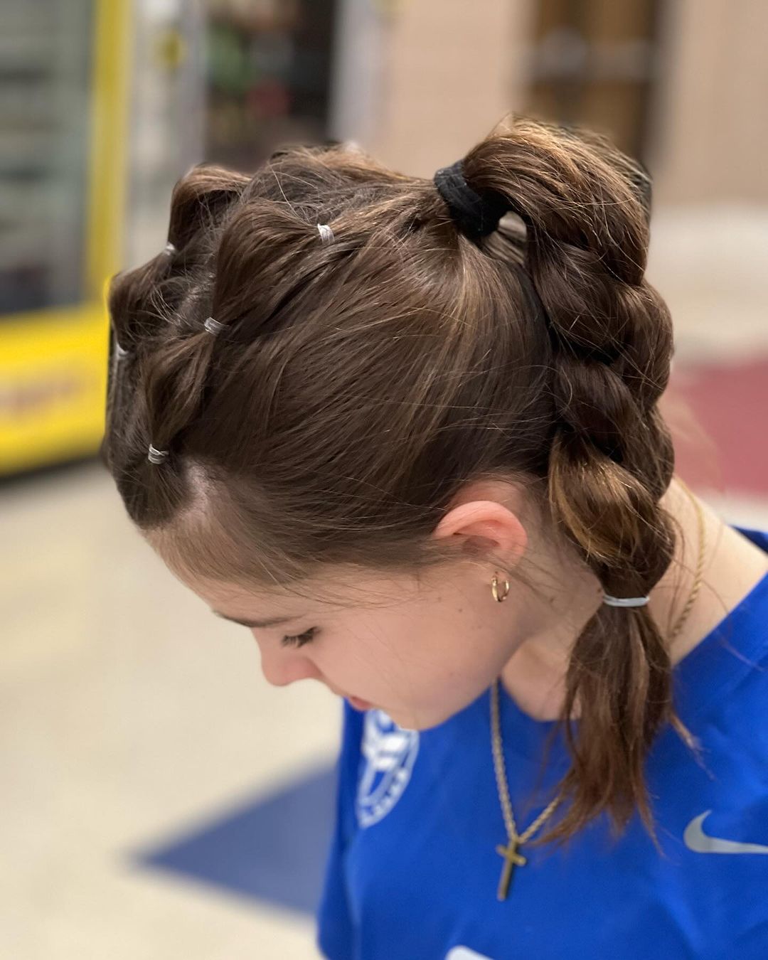 pequeñas trenzas de burbujas en una trenza alta