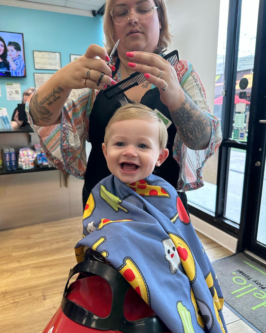 coupe de cheveux blonde douce pour bébé garçon