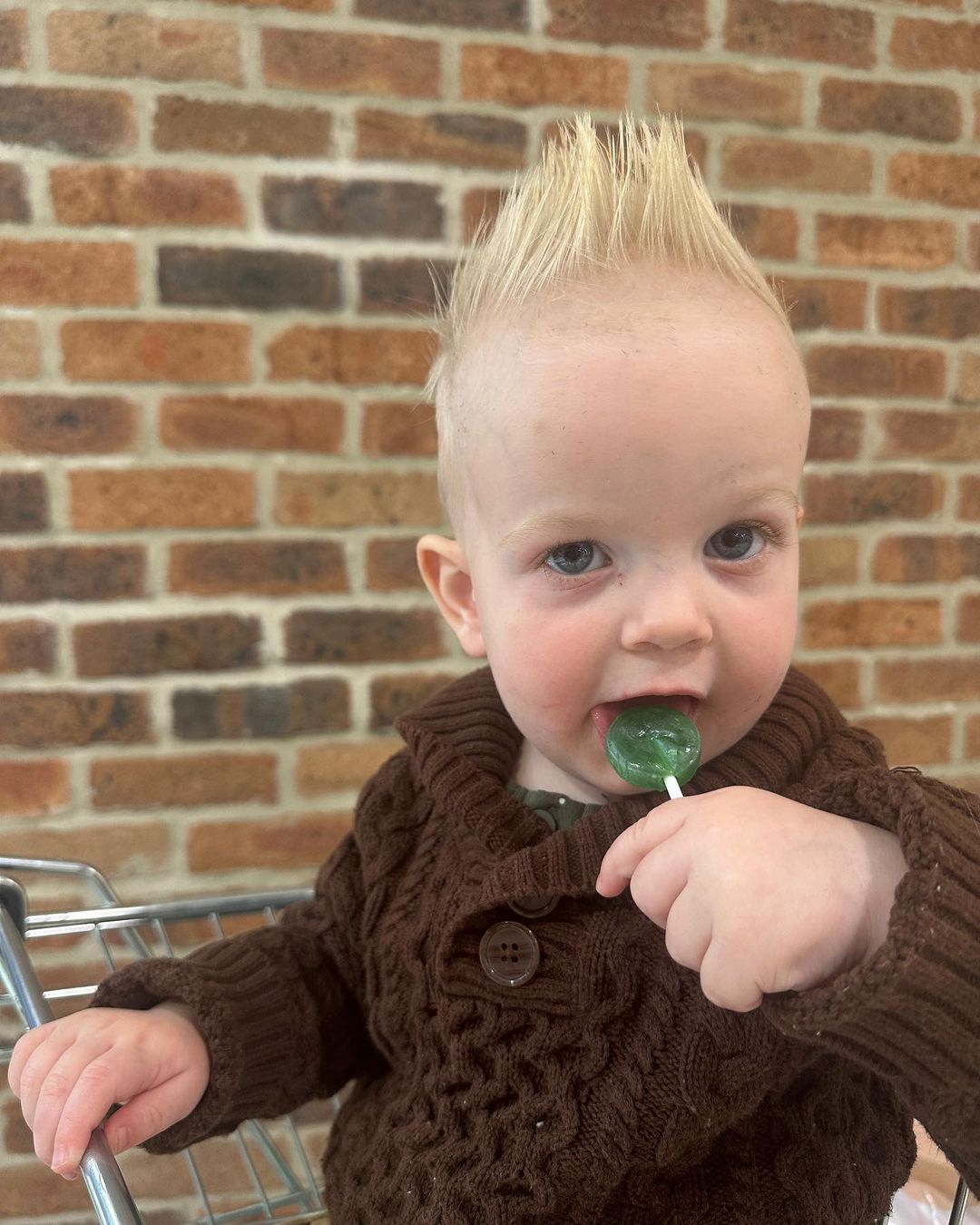 corte de pelo de punta para bebé niño