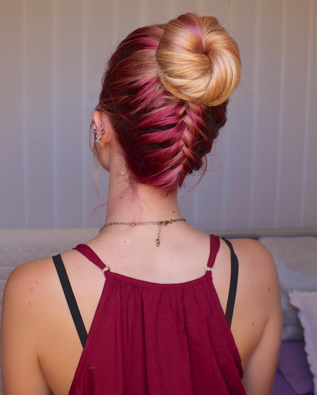 tresse en queue de poisson renversée blonde rouge au chignon