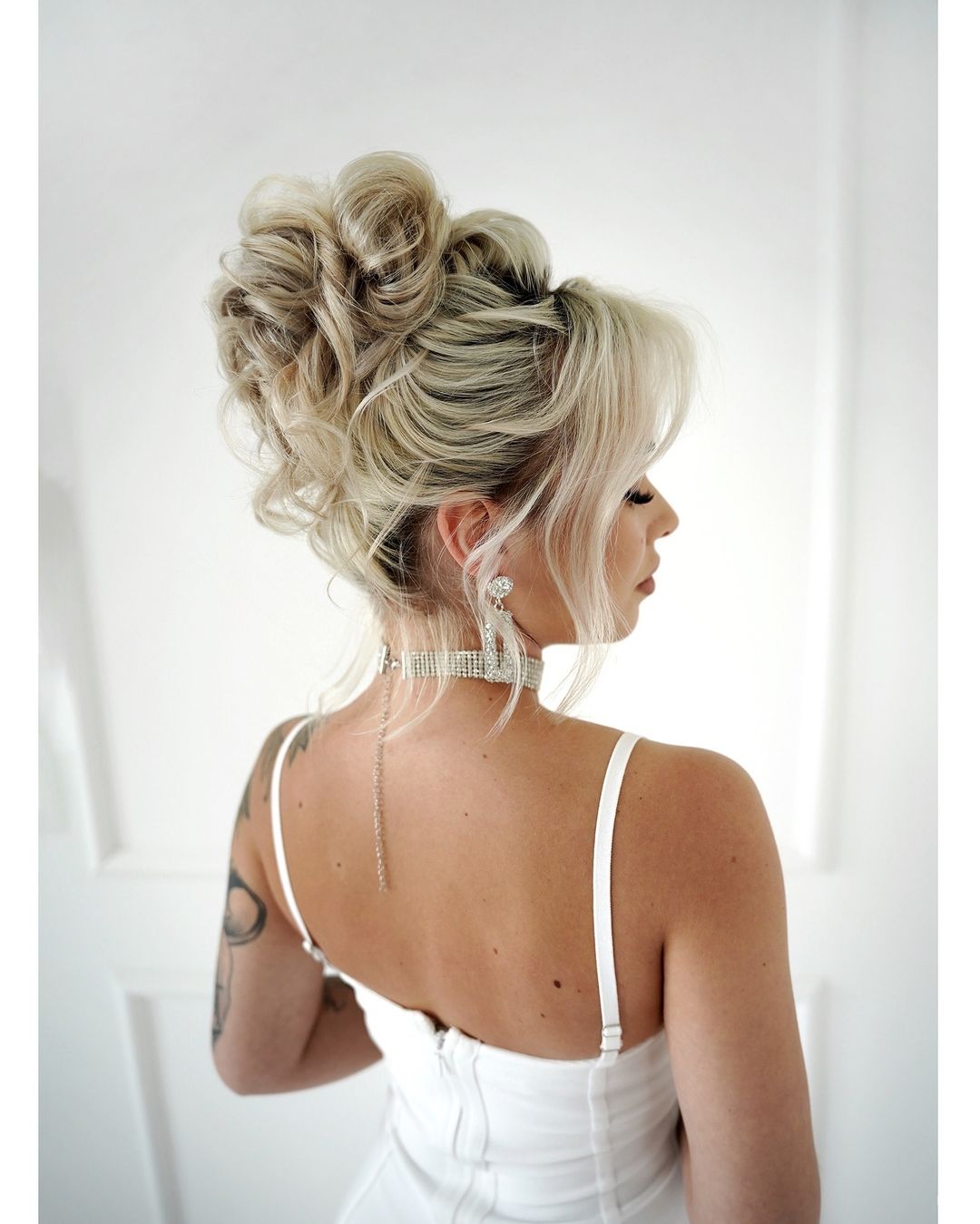 updo voluminoso con chignon alto e disordinato