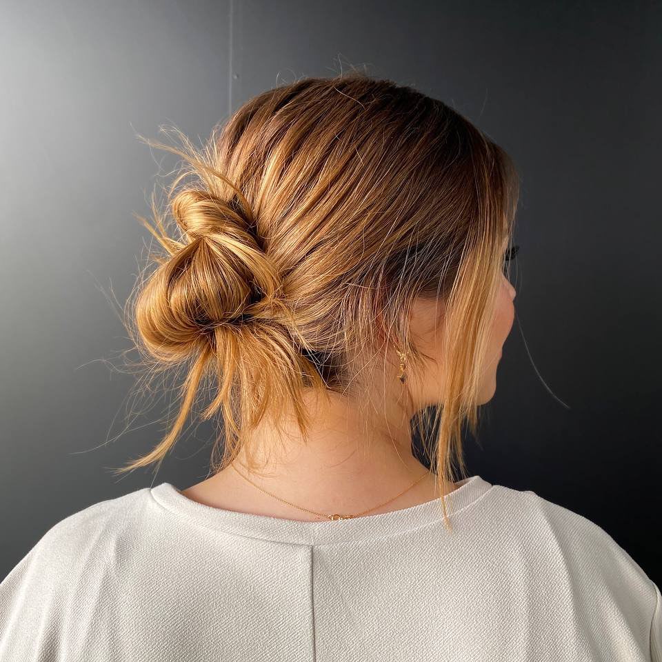 chignon basso e disordinato