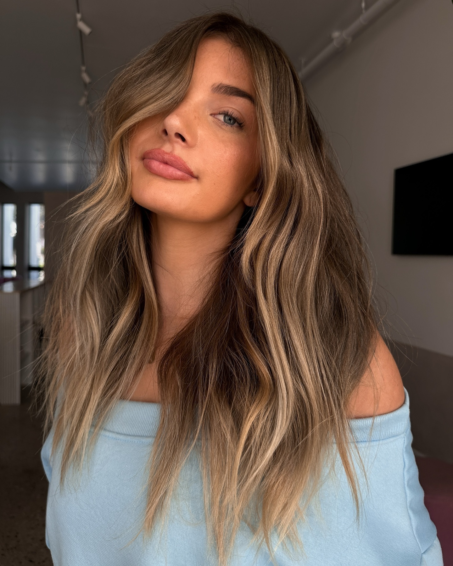 cabelo louro escuro arenoso com madeixas