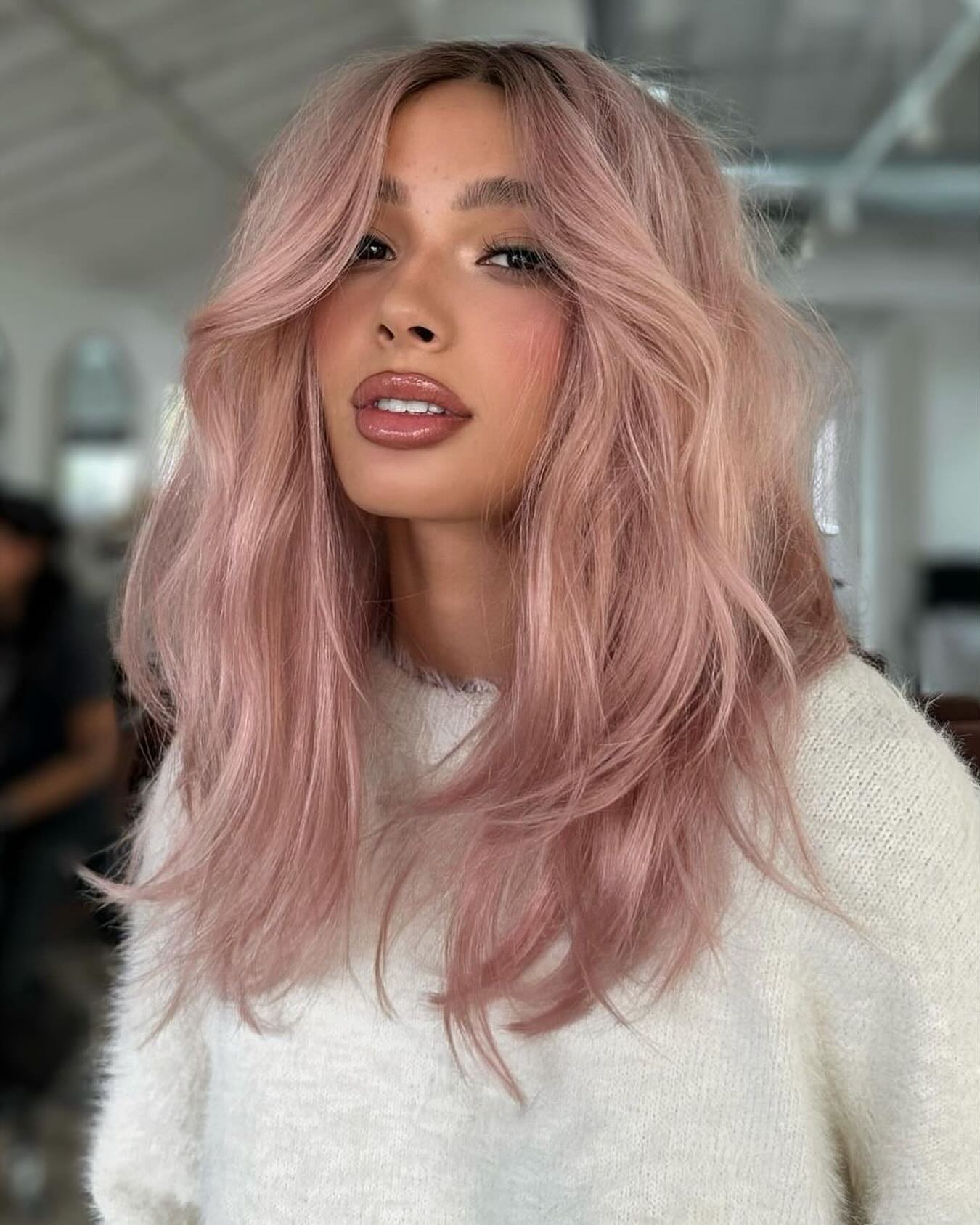 cheveux roses poussiéreux