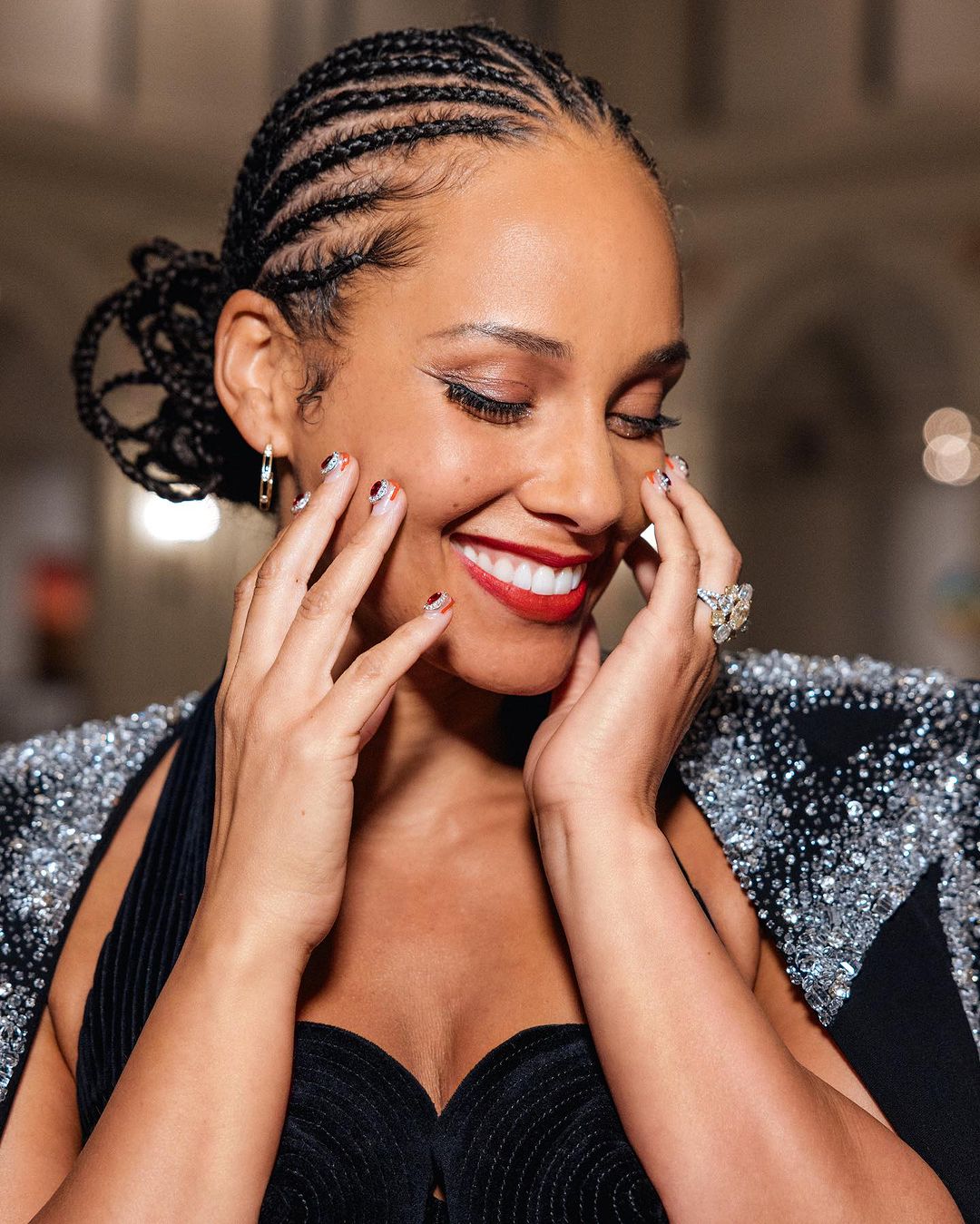 Alicia Keys con trecce fulani stile Y2K messy bun