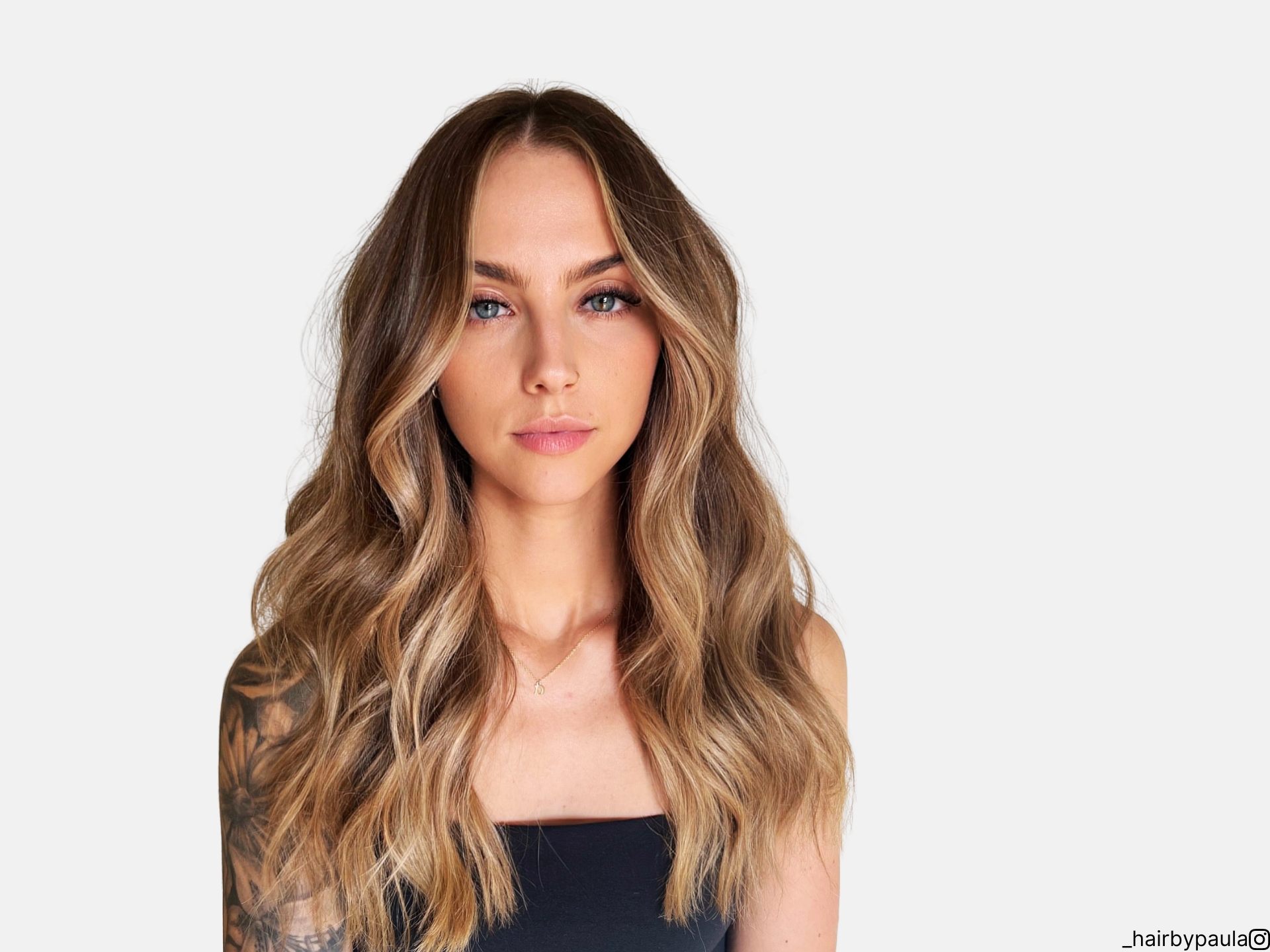 O cabelo louro escuro arenoso é o look perfeito para o fim do verão