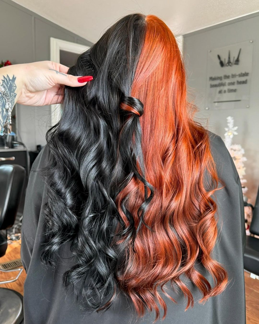 cheveux noirs et orange cuivré